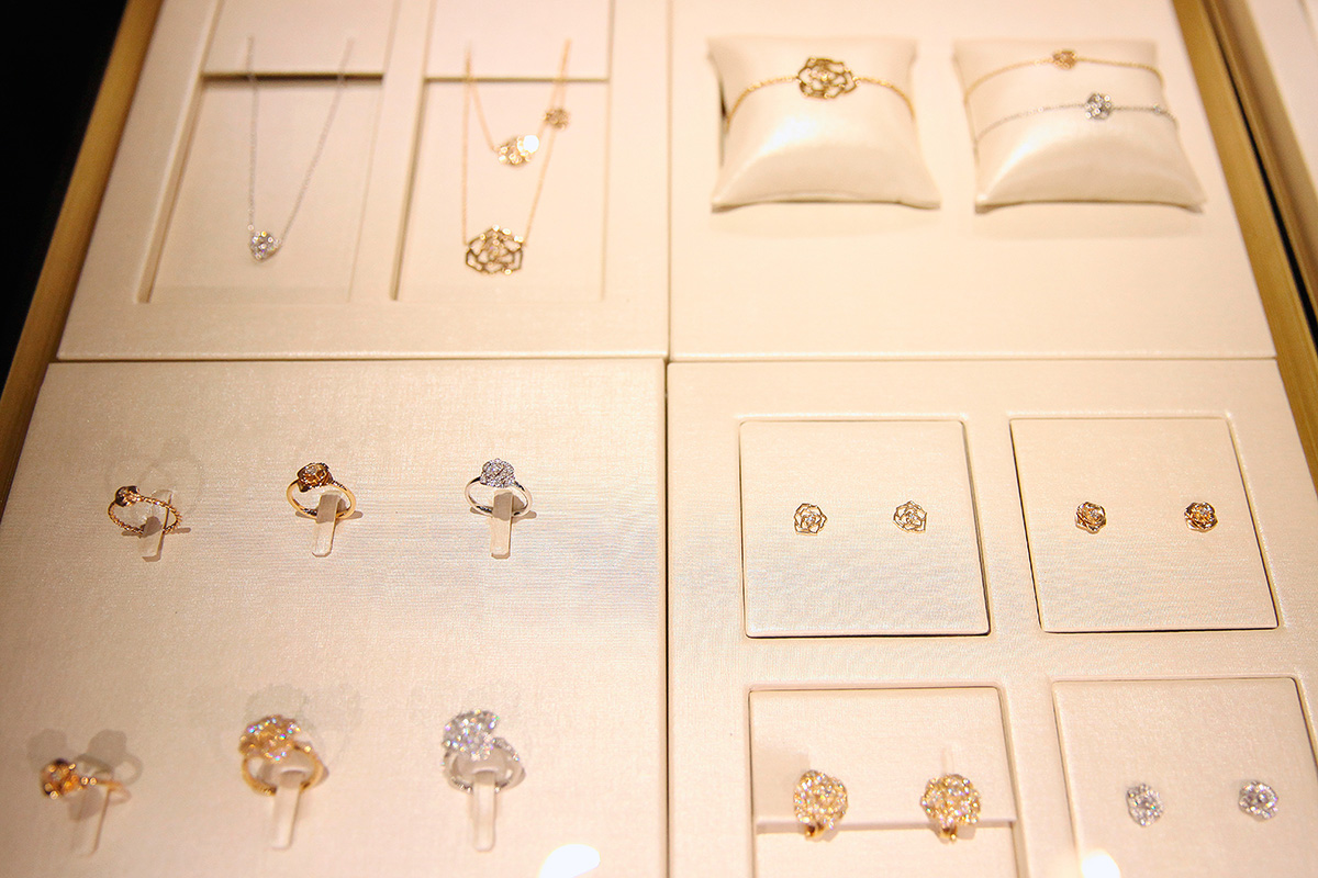 Các bộ sưu tập của Piaget ngày càng đa dạng, bên cạnh đồng hồ, khuy cài tay áo... thương hiệu còn phát triển dòng trang sức cao cấp.