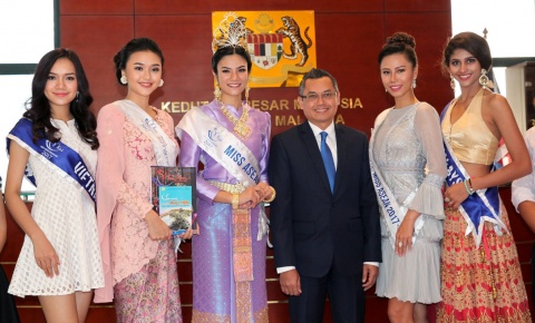 Đại sứ Malaysia tại Việt Nam chúc mừng đoàn Hoa hậu Hữu nghị ASEAN 2017 