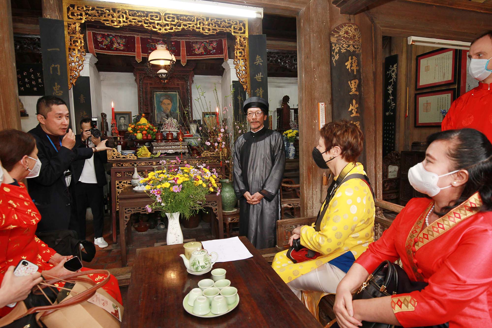 Du khách người nước ngoài tới thăm quan tại làng cổ Đường Lâm dịp tết