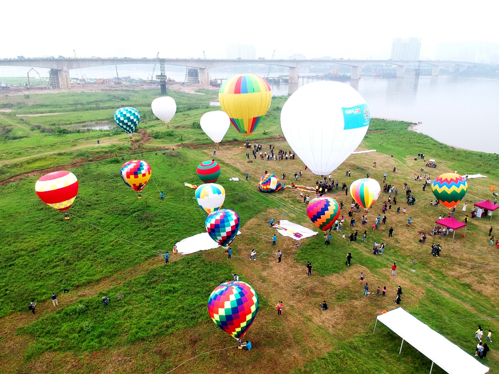 Ngày hội khinh khí cầu – “Hà Nội muôn màu” là sự kiện này nằm trong khuôn khổ chương trình “Du lịch Hà Nội chào 2022 - Get on Hanoi 2022