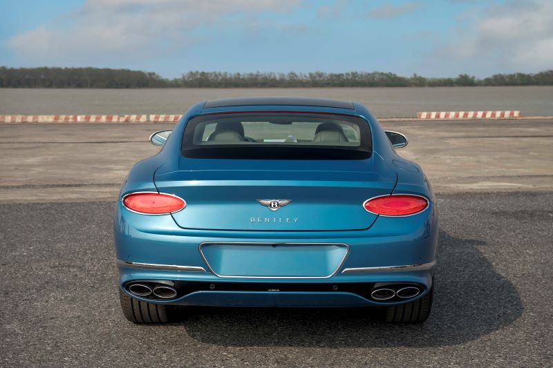 điểm thu hút của chiếc Bentley Continental GT V8 Mulliner nằm ở vẻ bề ngoài được bao phủ bởi lớp sơn màu Light Windsor Blue, mang vẻ đẹp quyến rũ của đại dương, toả ra ánh sáng lấp lánh và cực kì bắt mắt