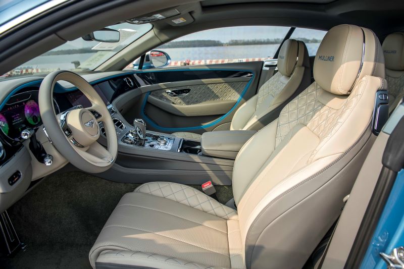 Các hàng ghế ngồi trong xe đều được bọc da thượng hạng, nổi bật với logo Bentley, đặc biệt có thể điều chỉnh 20 hướng