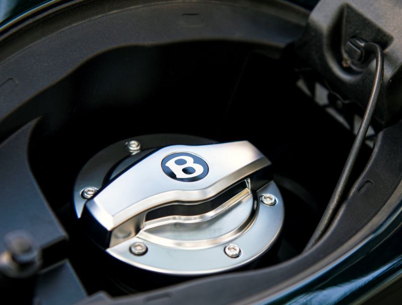 Bentley Flying Spur V8 sở hữu khối động cơ V8 tăng áp kép 542 mã lực 4,0L, tương tự cho Bentayga và Continental GT, mô-men xoắn cực đại lên 770Nm, đạt tốc độ tối đa 318km