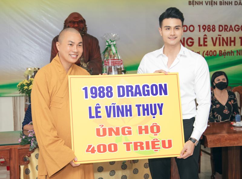 Đại đức Thích Minh Phú nhận 400 triệu đồng ủng hộ cho bệnh nhân hậu Covid-19 từ Vĩnh Thụy và quỹ 1988Dragon do anh khởi xướng