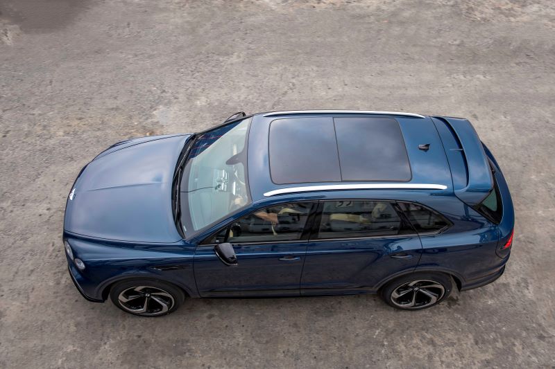 Ngoại thất của Bentayga S còn được tô điểm với các chi tiết như: gương chiếu hậu gập điện và chỉnh điện, vây cá mập, cánh lướt gió hay baga mui. Tất cả các chi tiết ngoại thất này có thể chứng minh rằng Bentley Bentayga S là một trong những siêu xe có ngoại thất đẳng cấp nhất trên thị trường