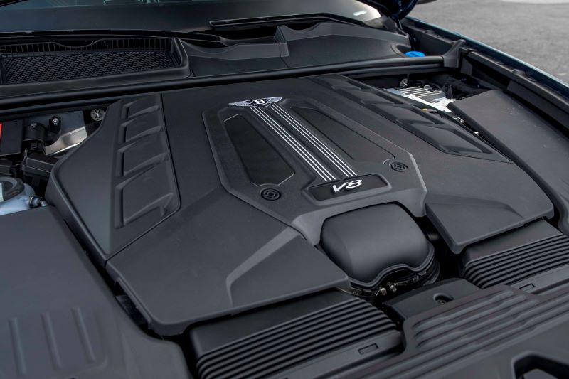 Về động cơ, Bentley Bentayga 2022 sẽ giữ nguyên như phiên bản tiền nhiệm, xe sở hữu động cơ V8 4.0L tăng áp kép cho công suất cực đại là 542 mã lực và mô men xoắn cực đại là 770Nm. Thời gian để chiếc xe này tăng tốc từ 0-100km/h chỉ tốn 4,5 giây và có thể đạt tốc độ tối đa là 290km/h