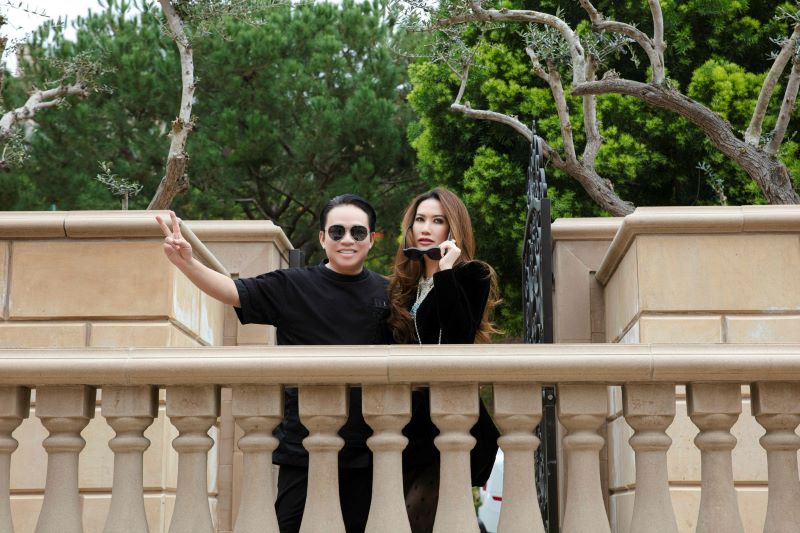 doanh nhân Huy Cận, Diễm My chụp ảnh cùng MiMi Morris tại căn biệt thự trị giá 40 triệu USD của vợ chồng chị toạ lạc tại Newport Coast, California