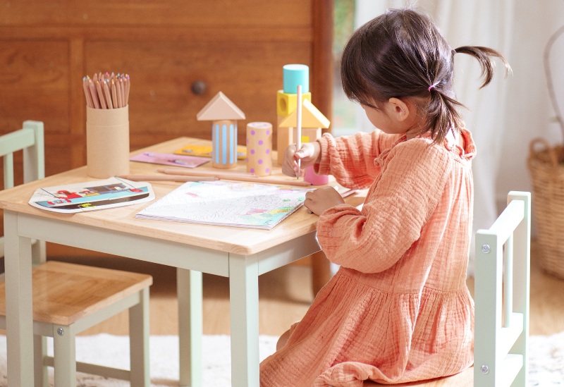 Dựa trên phương pháp giáo dục Montessori, cùng với việc sử dụng vật liệu tự nhiên, Geuther cũng chú trọng vào thiết kế đẹp mắt với những gam màu dịu nhẹ mang đến cảm giác bình yên, giúp tăng khả tập trung, khám phá, chơi mà học cho trẻ