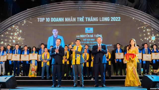 Ban tổ chức trao giải thưởng doanh nhân trẻ Thăng Long tới 10 cá nhân tiêu biểu và Tuyên dương Top 30 doanh nhân trẻ Thủ đô tiêu biểu 