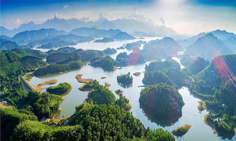 Hồ Núi Cốc có diện tích 2.500 ha với 89 hòn đảo. Đây là một trong 5 khu vực trọng điểm phát triển về du lịch của Thái Nguyên (bao gồm hồ Núi Cốc; ATK Định Hóa; không gian du lịch TP Thái Nguyên và phụ cận