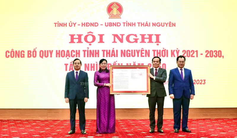 Phó Thủ tướng Trần Lưu Quang trao Quyết định về việc phê duyệt Quy hoạch tỉnh Thái Nguyên thời kỳ 2021 - 2030, tầm nhìn đến năm 2050 cho lãnh đạo tỉnh Thái Nguyên