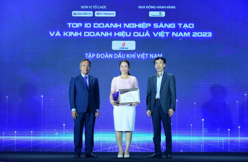Bà Vũ Thị Thu Hương, Phó Trưởng Ban Truyền thông và Văn hóa doanh nghiệp Tập đoàn Dầu khí Việt Nam đại diện cho Tập đoàn nhận vinh danh tại buổi lễ