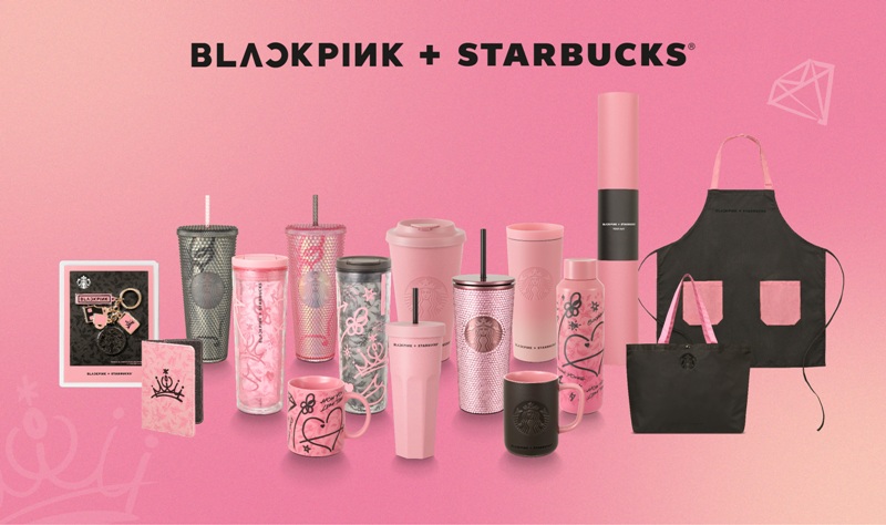 bộ sưu tập BLACKPINK + STARBUCKS®, người hâm mộ chắc chắn sẽ vô cùng thích thú với 11 sản phẩm khác nhau cùng 6 phụ kiện xinh xắn mang màu hồng và đen được thiết kế tương phản kết hợp với họa tiết graffiti vui nhộn. 