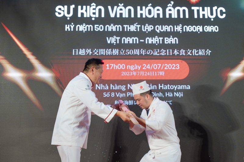 Đại sứ Tomisawa thực hiện nghi thức tặng dao xẻ cá - Một trong những vật dụng thiêng liêng nhất của người đầu bếp - tới Chef Kyo Nguyễn, Bếp trưởng hệ thống nhà hàng Hatoyama