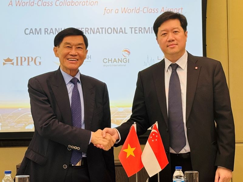Ông Jonathan Hạnh Nguyễn, chủ đầu tư tại sân bay Cam Ranh (bên trái) và ông Eugene Gan, Tổng Giám đốc Công ty sân bay quốc tế Changi tại lễ ký kết thỏa thuận hợp tác