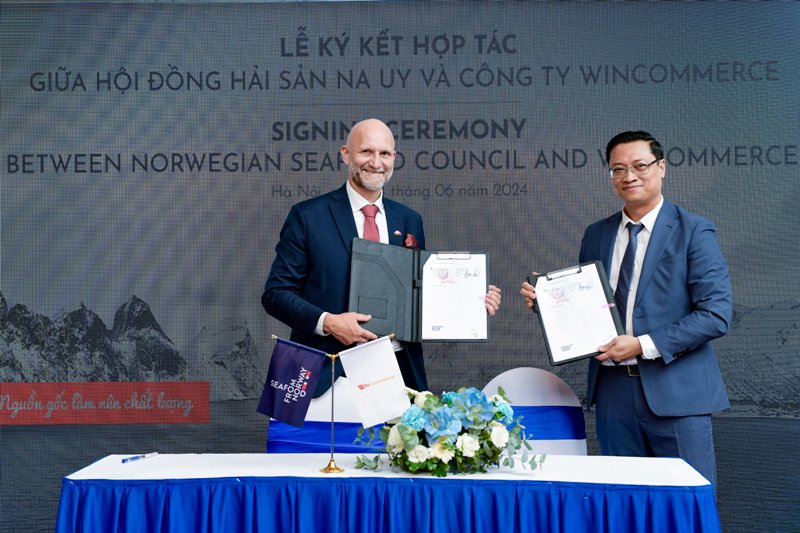 Tiến sĩ Asbjorn Warvik Rortveit, Giám đốc NSC khu vực Đông Nam Á và ông Ông Nguyễn Tiến Dũng, Phó Tổng Giám Đốc chuỗi WinMart ký kết thỏa thuận hợp tác, cấp phép chính thức sử dụng nhãn hiệu 