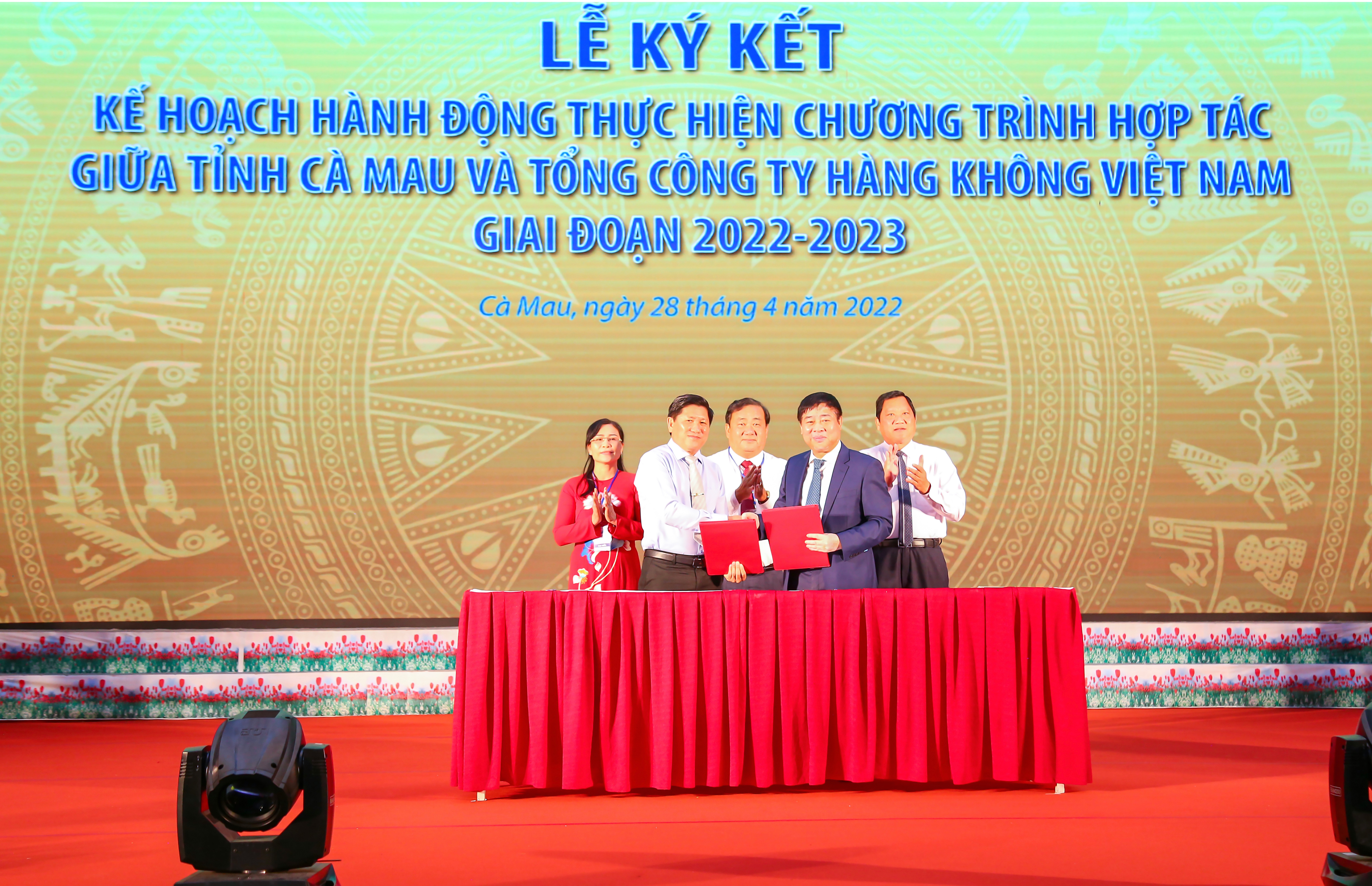 Vietnam Airlines và tỉnh Cà Mau ký kết Kế hoạch hành động thực hiện chương trình hợp tác giai đoạn 2022-2023.