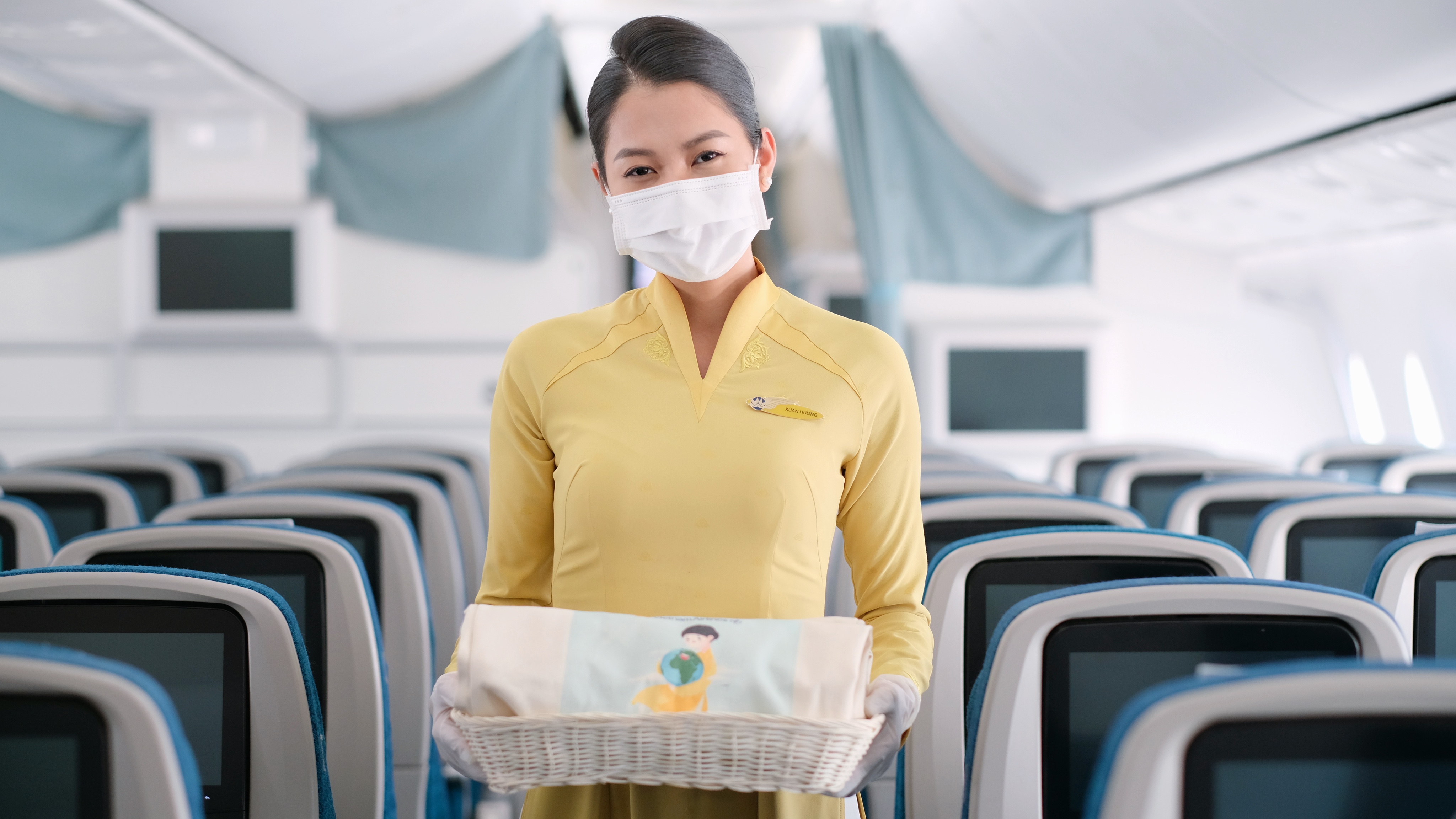 2-Hành khách trên chuyến bay được chào đón đặc biệt với món quà là túi vải và thiệp truyền tải thông điệp bảo vệ môi trường