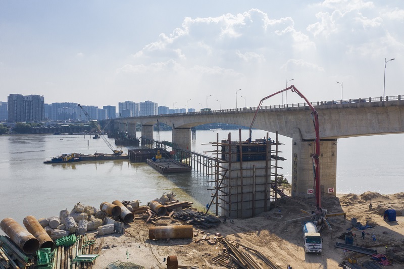 Thi công cầu Vĩnh Tuy giai đoạn 2 trên tuyến Vành đai 2 Hà Nội.
