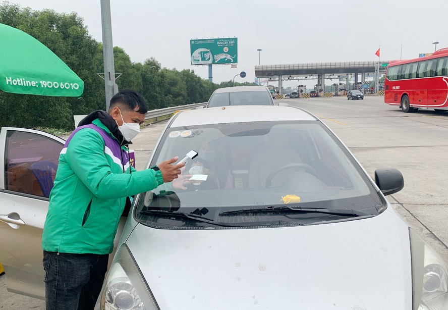 Nhân viên VETC dán thẻ Etag cho các phương tiện lưu thông qua cao tốc Hà Nội – Hải Phòng