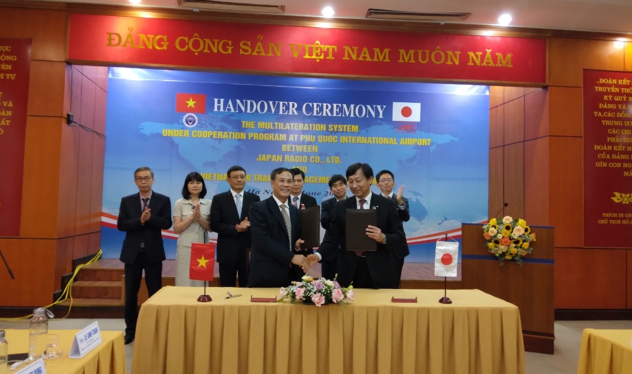Lễ ký bàn giao giữa Japan Radio và Tổng công ty Quản lý bay Việt Nam.