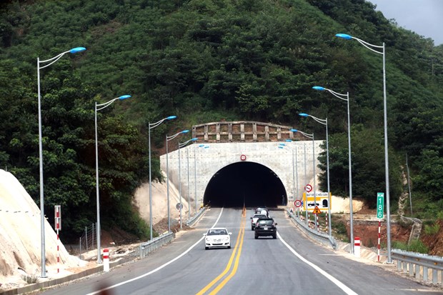 Hầm xuyên núi dài 530m trên tuyến cao tốc Nội Bài-Lào Cai, tại địa phận giáp ranh giữa Yên Bái và Lào Cai. (Ảnh: Huy Hùng/TTXVN)