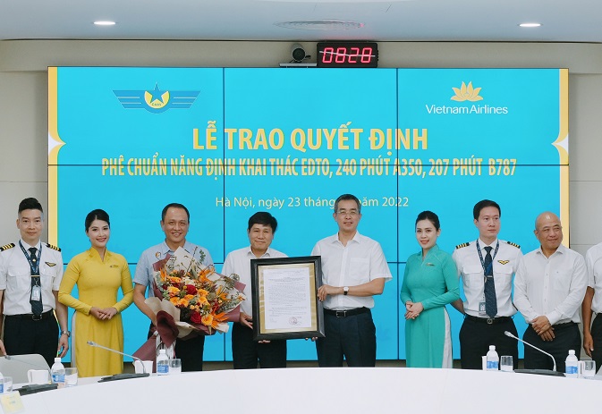 Cục HKVN trao quyết định phê chuẩn năng định khai thác EDTO 240 phút A350, 207 phút B787 cho Vietnam Airlines