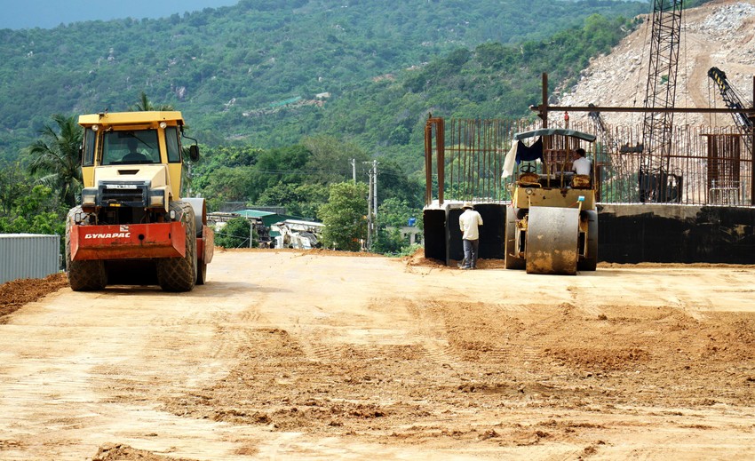 Tính đến ngày 28/6, Dự án cao tốc đoạn Cam Lâm - Vĩnh Hảo sản lượng đạt 15,7%, chậm khoảng 1,9% so với kế hoạch.