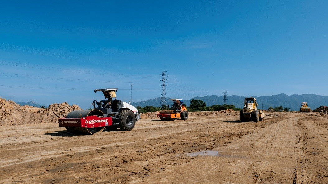 Thi công nền đường tại Dự án thành phần Cam Lâm - Vĩnh Hảo.