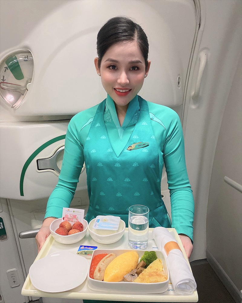 Đặc sản vải thiều đang được phục vụ khách thương gia của Vietnam Airlines.