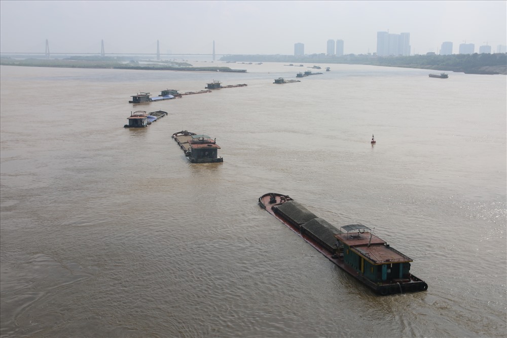 Các phương tiện thủy nội địa lưu thông trên sông Hồng đoạn qua TP. Hà Nội