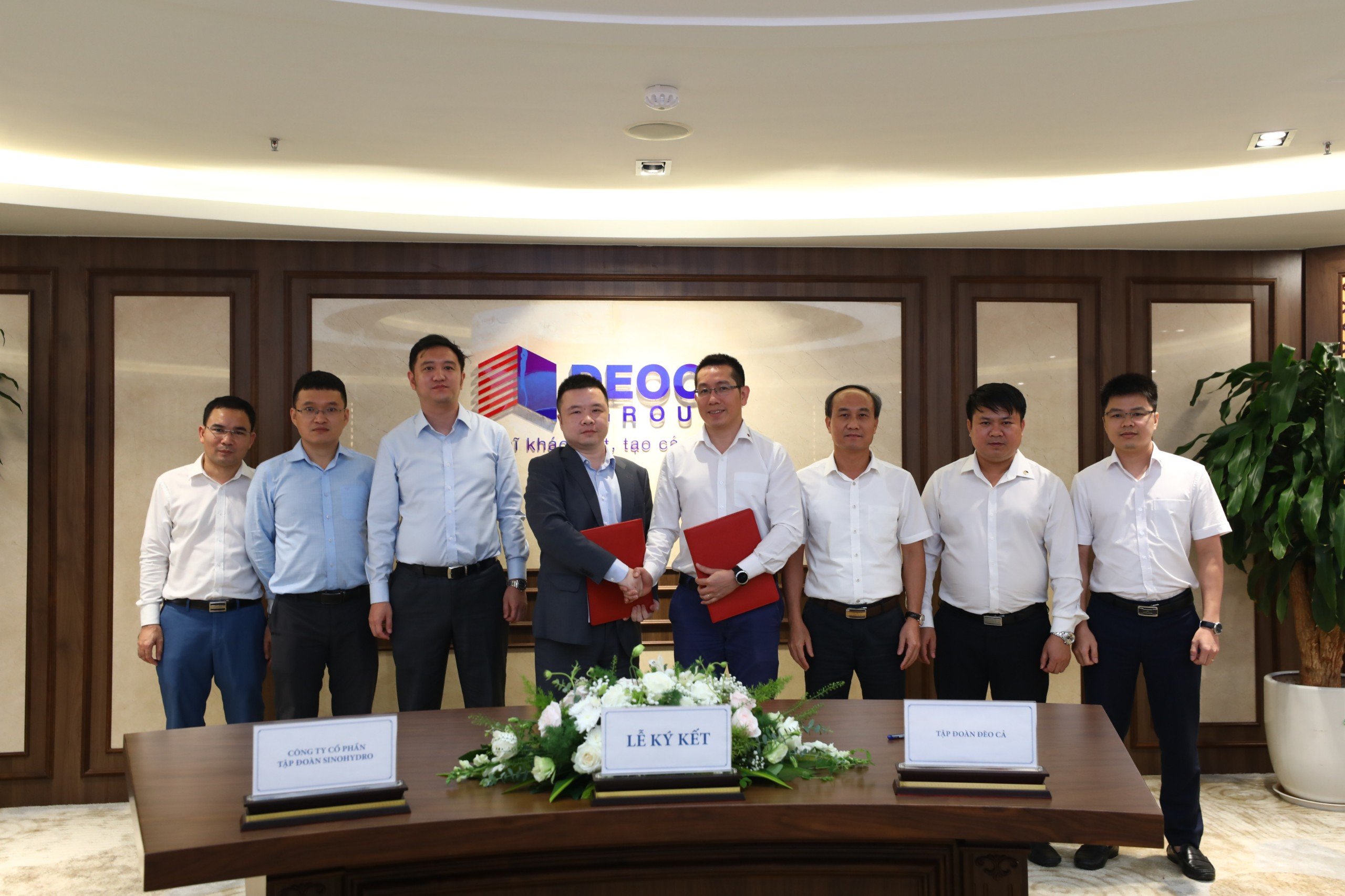 Ông Nguyễn Quang Vĩnh - Tổng Giám đốc Tập đoàn Đèo Cả và ông Yang Wu - Trưởng đại diện Sinohydro tại Việt Nam thực hiện  ký kết Biên bản ghi nhớ hợp tác đầu tư dưới sự chứng kiến của lãnh đạo hai Tập đoàn.