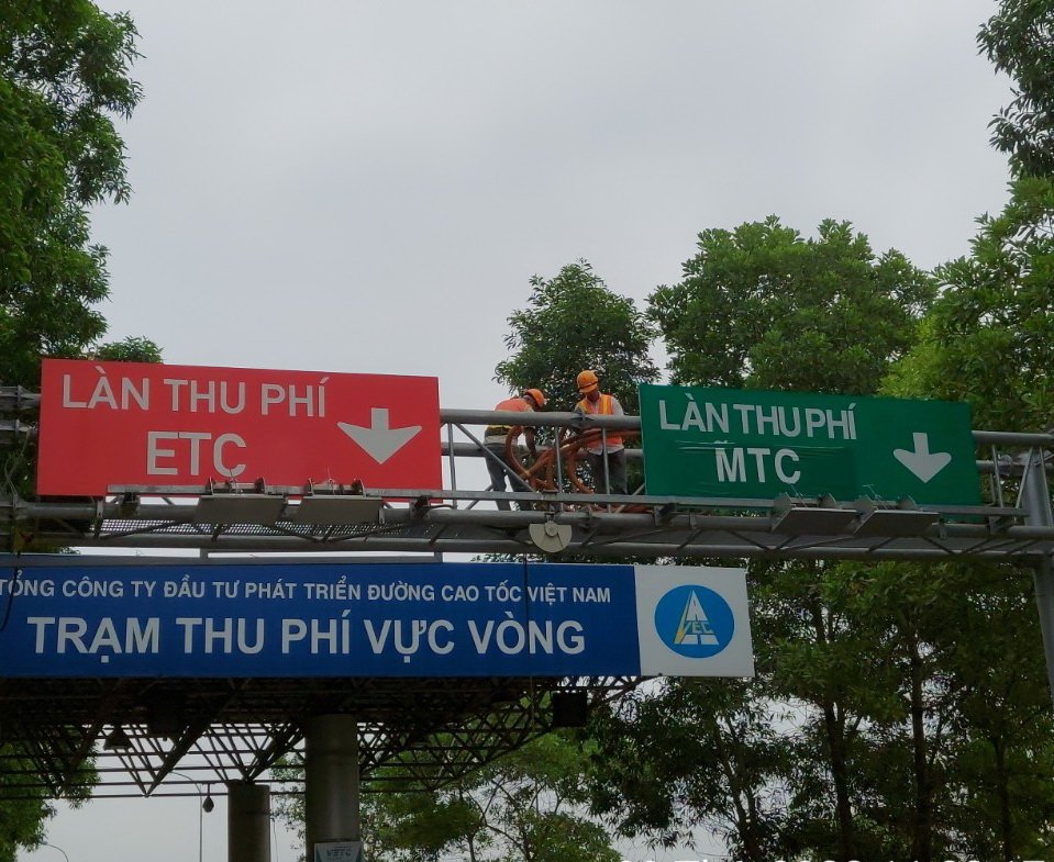 Lắp đặt hệ thống ETC trên cao tốc Cầu Giẽ - Ninh Bình (Ảnh: VEC).