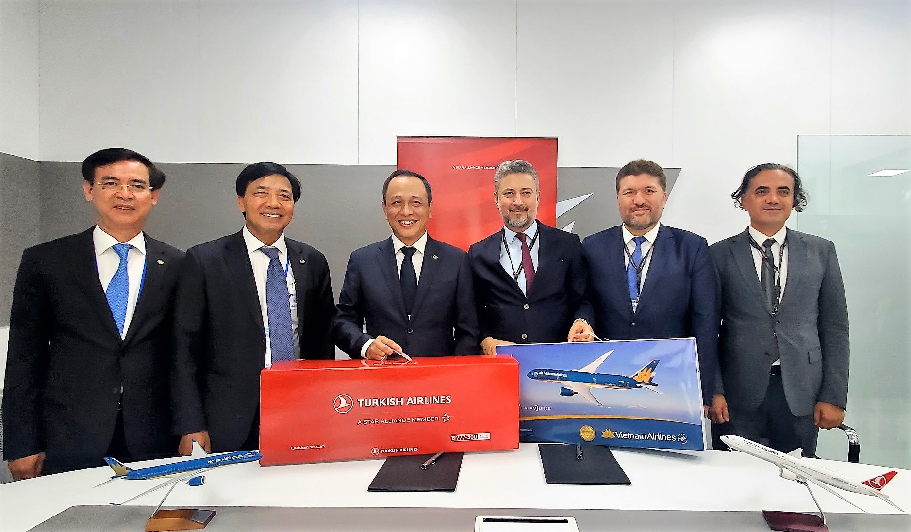 1 - Không chỉ tăng cường kết nối hàng không, hợp tác góp phần phát triển quan hệ giao lưu kinh tế, văn hóa, xã hội giữa Việt Nam với Thổ Nhĩ Kỳ và các khu vực châu Âu, Trung Đông