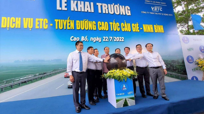 Lãnh đạo Bộ GTVT và Ủy ban Quản lý vốn Nhà nước tại doanh nghiệp thực hiện nghi thức khai trương hệ thống thu phí ETC trên cao tốc Cầu Giẽ - Ninh Bình.