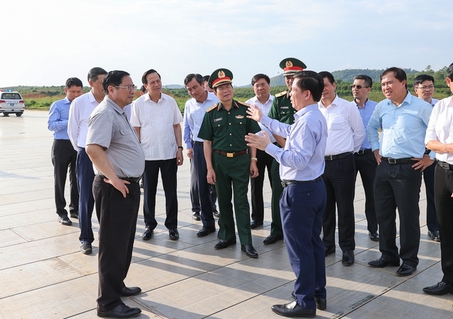 Thủ tướng Chính phủ Phạm Minh Chính và đoàn công tác Chính phủ khảo sát sân bay Nà Sản (Sơn La) ngày 28/5/2022. Ảnh: Báo Chính phủ.