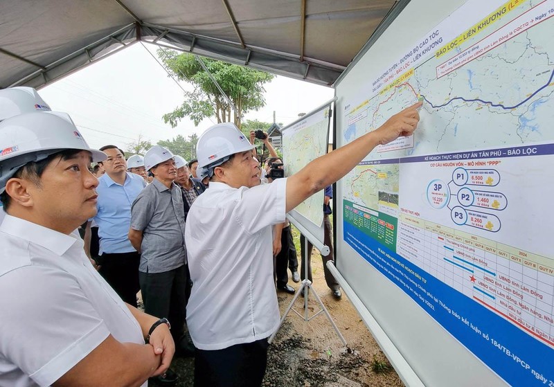 Bộ trưởng Kế hoạch và Đầu tư Nguyễn Chí Dũng xem bản đồ hướng tuyến cao tốc Tân Phú-Bảo Lộc.