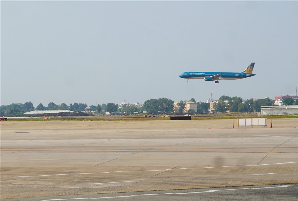 Một tàu bay hạ cánh xuống sân bay Tân Sơn Nhất do ACV quản lý, khai thác.