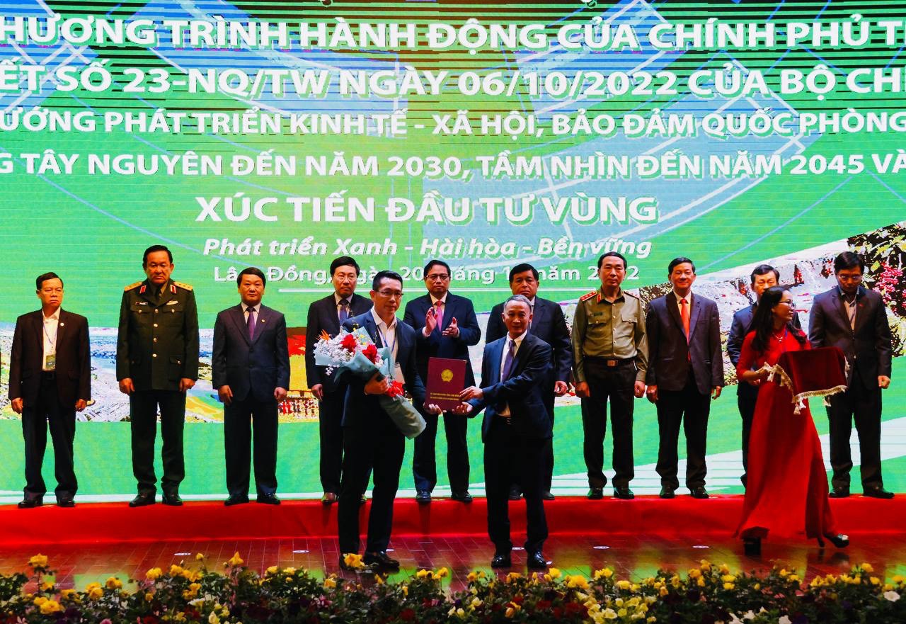 Tổng giám đốc Tập đoàn Đèo Cả Nguyễn Quang Vĩnh nhận biên bản ghi nhớ 
