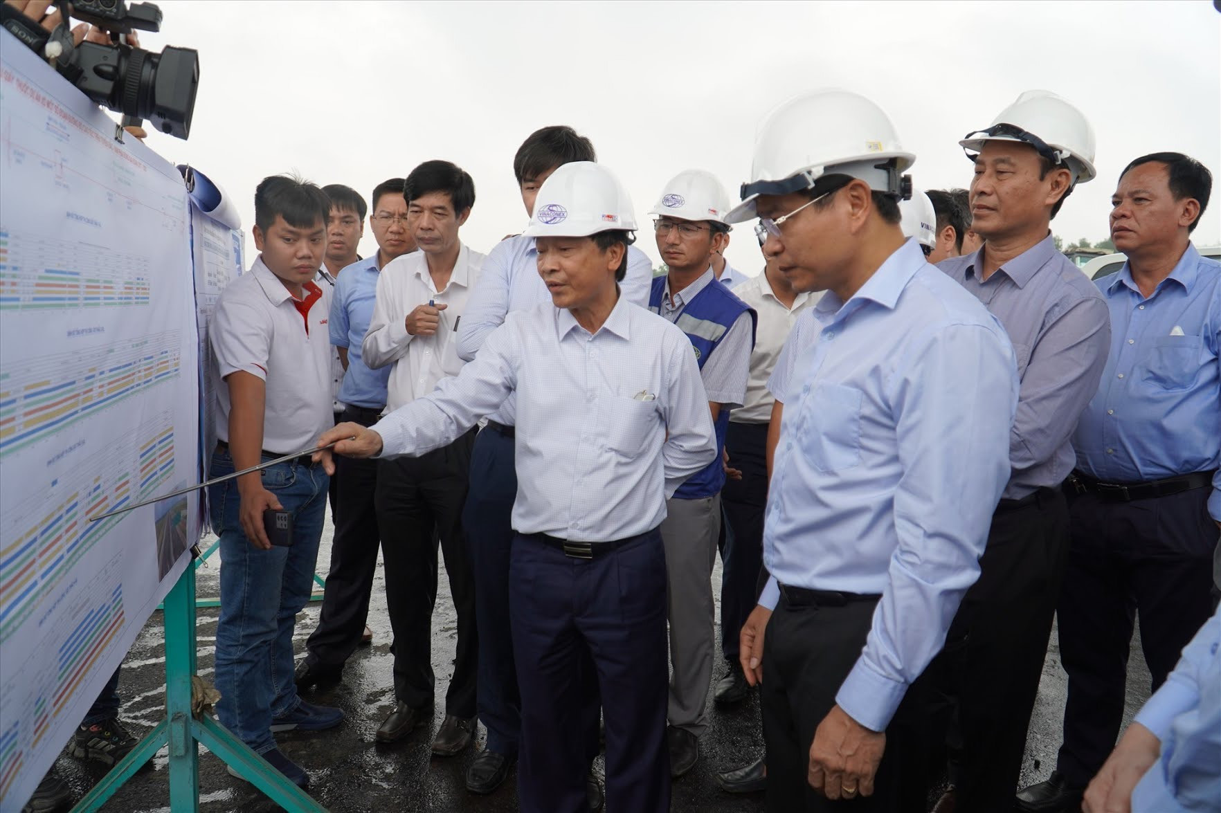 Bộ trưởng Nguyễn Văn Thắng nghe báo cáo tiến độ cao tốc Dầu Giây - Phan Thiết. Ảnh: Huy Hoàng