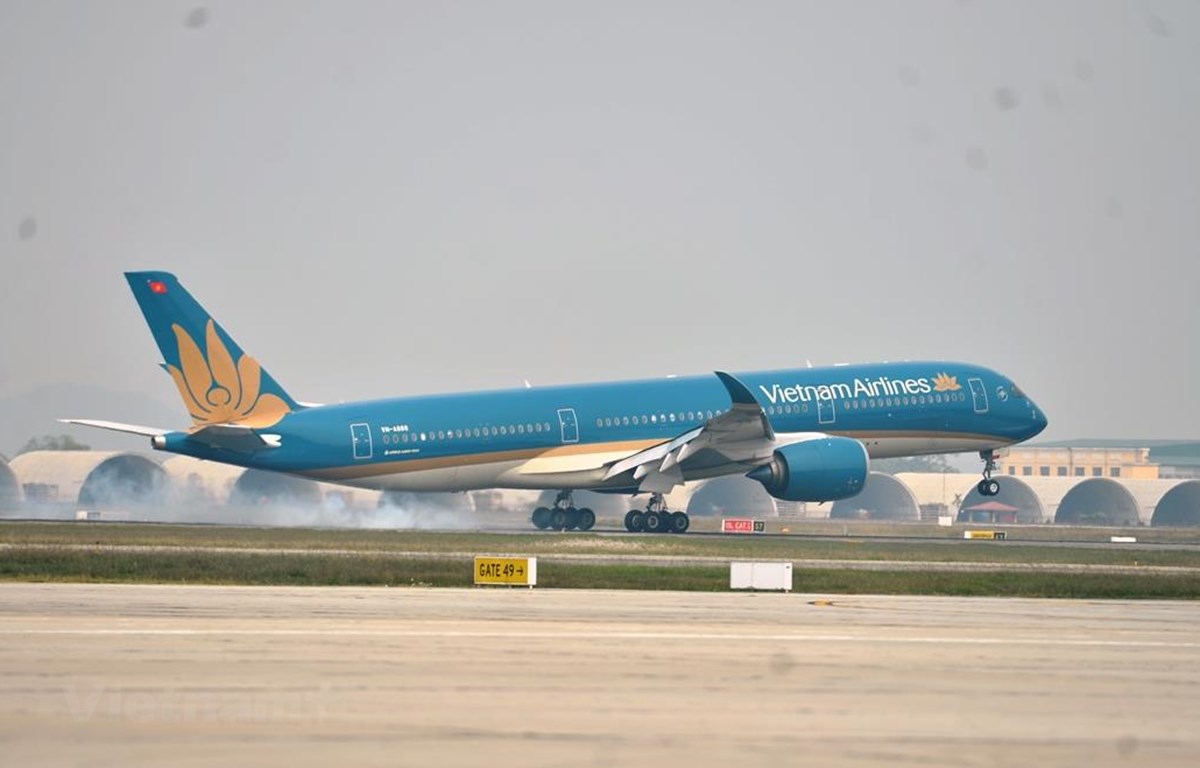 Một máy bay của Vietnam Airlines thực hiện cất cánh tại sân bay Nội Bài.