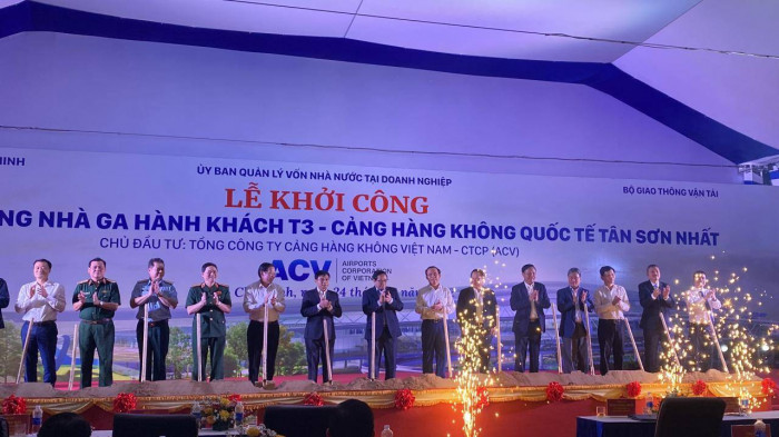 Thủ tướng Chính phủ Phạm Minh Chính và các đại biểu thực hiện nghi thức khởi công Dự án