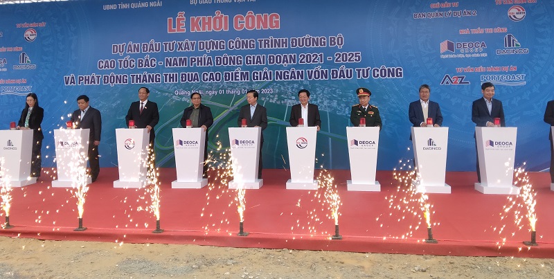 Thủ tướng Phạm Minh Chính và các đại biểu thực hiện nghi thức cắt băng khánh thành Dự án.