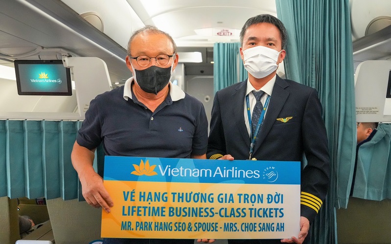 Đại diện Vietnam Airlines trao