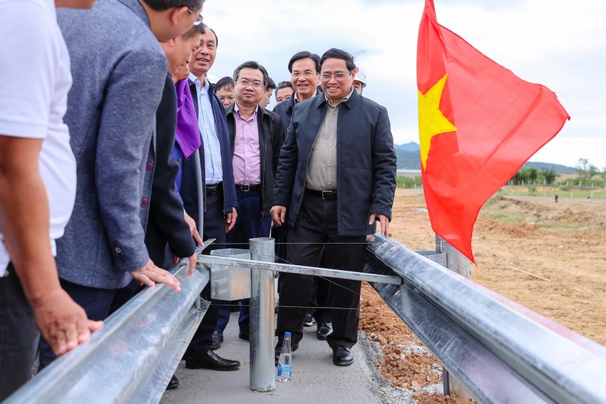 Thủ tướng Phạm Minh Chính kiểm tra, đôn đốc Dự án Nha Trang - Cam Lâm thuộc Dự án cao tốc Bắc - Nam phía đông giai đoạn 1; thăm, chúc Tết cán bộ, công nhân viên tham gia Dự án vào chiều 26/1/2023.