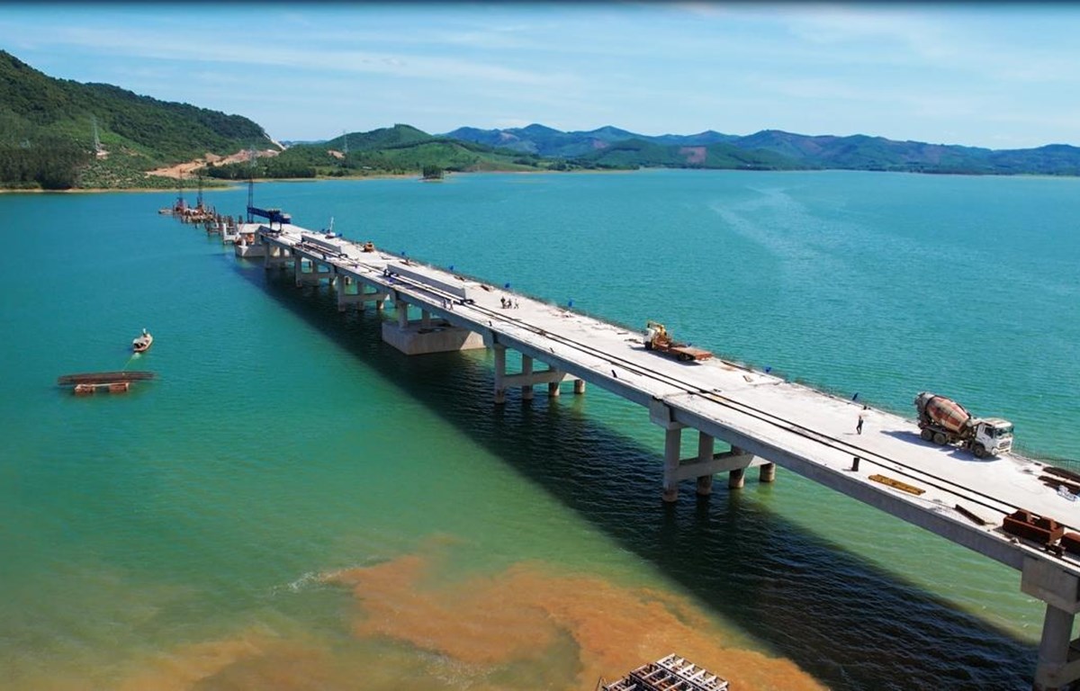 Thi công cầu vượt Yên Mỹ - một hạng mục quan trọng tại Dự án thành phần Quốc lộ 45 - Nghi Sơn.