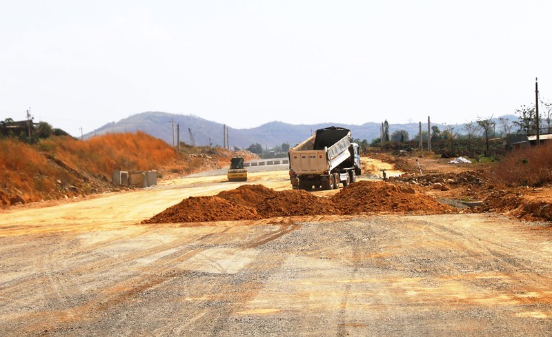 Công tác thi công đường cao tốc Bắc - Nam đoạn qua tỉnh Bình Thuận đang gặp khó vì thiếu vật liệu đất đắp nền. (Ảnh: Nguyễn Tiến).