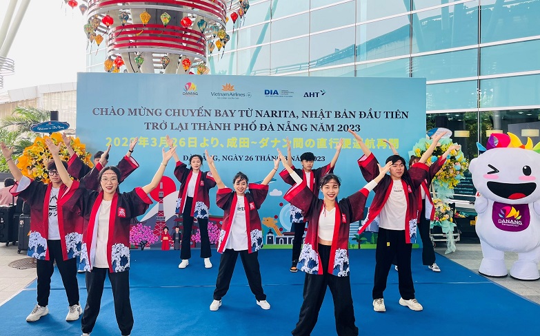 Hành khách và phi hành đoàn được chào đón đặc biệt tại sảnh ngoài Ga đến quốc tế với điệu nhảy Yosakoi đến từ Nhật Bản.