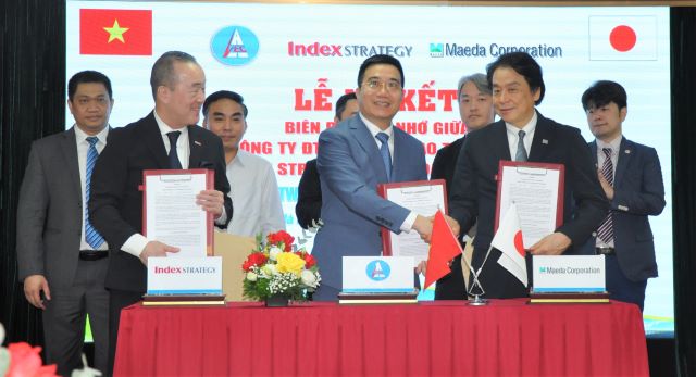 Ngày 13/4, VEC và Công ty Index Strategy và Tập đoàn Maeda (Nhật Bản) đã ký biên bản hợp tác dưới sự chứng kiến của lãnh đạo Ủy ban Quản lý vốn nhà nước tại doanh nghiệp, đại diện Bộ Đất đai, Hạ tầng, Giao thông và Du lịch Nhật Bản (MLIT), Đại sứ quán Nhật Bản tại Việt Nam. Ngoài việc chia sẻ kinh nghiệm về quản trị, kỹ thuật trong quản lý, khai thác vận hành đường cao tốc, các bên thống nhất hợp tác nghiên cứu đầu tư một số tuyến đường bộ cao tốc vừa được đề cập tại Quyết định số 1454/QĐ-TTg, ngày 1/9/2021 phê duyệt Quy hoạch phát triển mạng lưới đường bộ thời kỳ 2021-2030, tầm nhìn đến năm 2050. “Lễ ký kết thỏa thuận hợp tác giữa VEC, Công ty Index Strategy và Tập đoàn Maeda ngày hôm nay là sự tiếp nối quan hệ hợp tác tốt đẹp giữa hai quốc gia và chào mừng kỷ niệm 50 năm thiết lập quan hệ ngoại giao Việt Nam - Nhật Bản, đồng thời là cơ hội để các bên trao đổi kinh nghiệm, nghiên cứu hợp tác, phát huy lợi thế của mỗi bên trong quản lý, vận hành khai thác các công trình giao thông đường bộ cao tốc tại Việt Nam” - Chủ tịch Hội đồng thành viên VEC Trương Việt Đông khẳng định. Chủ tịch VEC cũng khẳng định vai trò quan trọng của các đối tác Nhật Bản suốt chặng đường 18 năm hình thành và phát triển của VEC. Theo đó, các đối tác Nhật Bản đã hợp tác, hỗ trợ VEC trong việc thu xếp nguồn vốn; tư vấn, xây dựng các công trình Dự án; trao đổi kinh nghiệm vận hành, quản lý khai thác; giới thiệu ứng dụng công nghệ và các giải pháp tiên tiến. Công ty Index Strategy và Tập đoàn Maeda là các doanh nghiệp Nhật Bản có lịch sử hình thành và phát triển lâu đời với bề dày kinh nghiệm trong lĩnh vực đầu tư, xây dựng, quản lý và vận hành các Dự án hạ tầng trong và ngoài nước. Tại Lễ ký kết, bên cạnh việc giới thiệu về lợi thế doanh nghiệp, lãnh đạo Công ty Index Strategy và Tập đoàn Maeda bày tỏ mong muốn được tạo điều kiện để phát huy thế mạnh nhằm đưa các hoạt động sau ký kết trở nên thiết thực hơn, đóng góp quan trọng vào sự phát triển hệ thống đường cao tốc tại Việt Nam, đồng thời thắt chặt và làm sâu sắc hơn quan hệ hợp tác giữa hai quốc gia