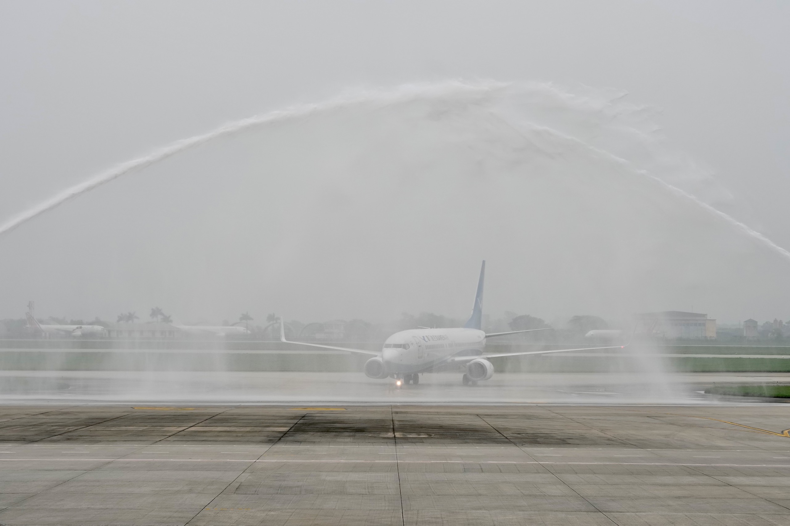 Cảng hàng không quốc tế Nội Bài thực hiện nghi thức “phun vòi rồng” - một nghi thức trang trọng của ngành hàng không khai trương đường bay mới của Xiamen Airlines.